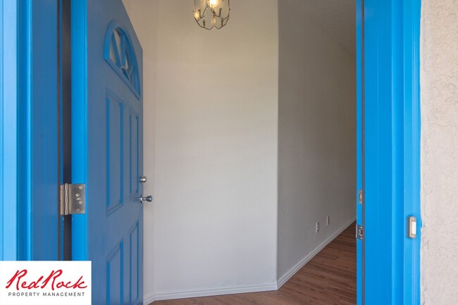 Building Photo - Remodeled 3 Bedroom Townhome with Great Vi...