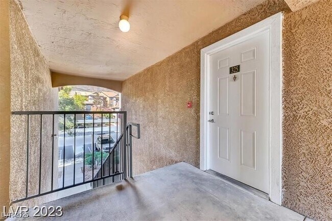Primary Photo - 231 W Horizon Ridge Pkwy