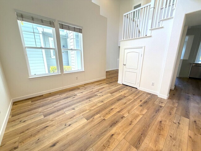 Building Photo - Gorgeous Rarely Available Bayshore Townhome- Just in Time for Summer!