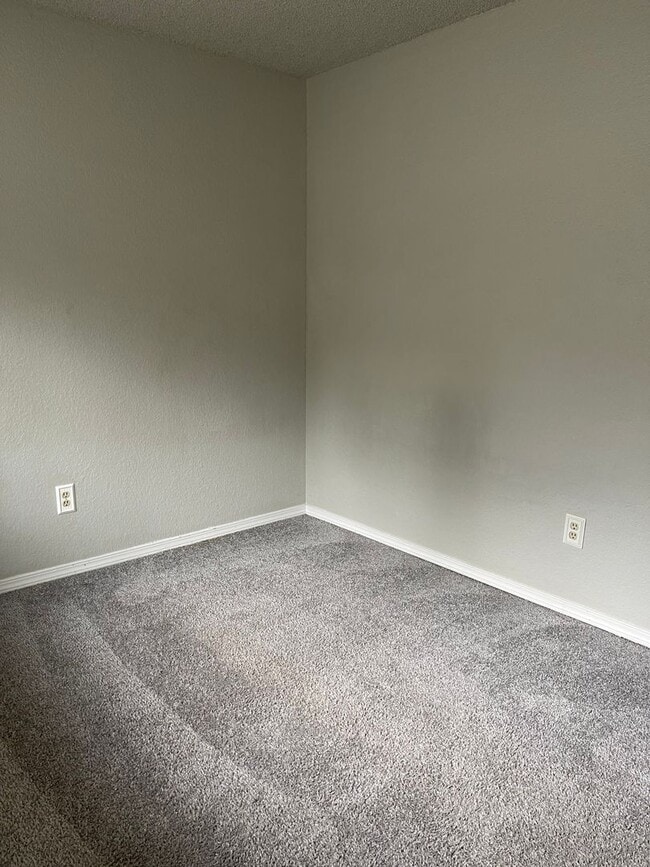 Building Photo - Roomy Lynnwood Townhouse-Style Condo With Upgrades