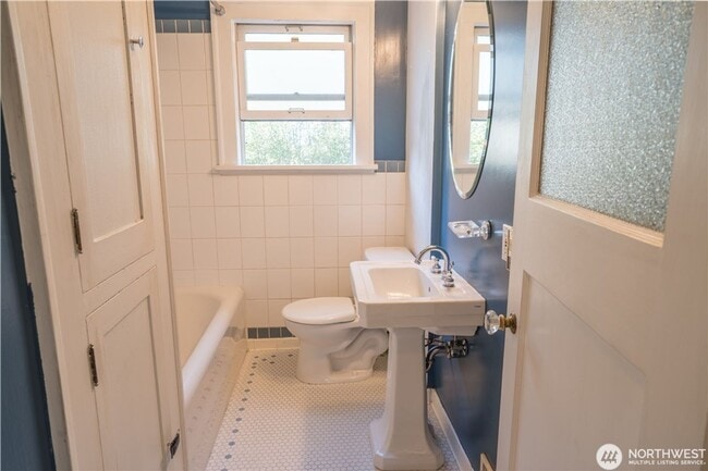 Building Photo - 2bd/2.5ba Seattle House