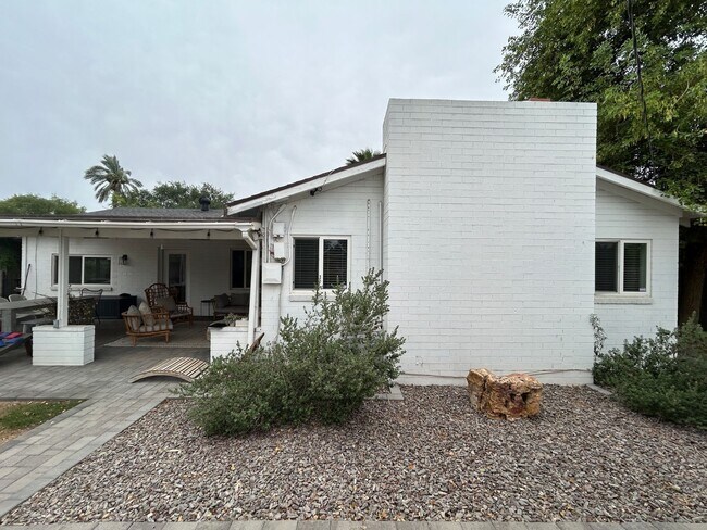 Building Photo - 4016 E Avalon Dr