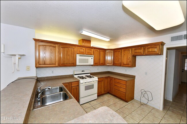 Building Photo - 14101 Koshare Ct