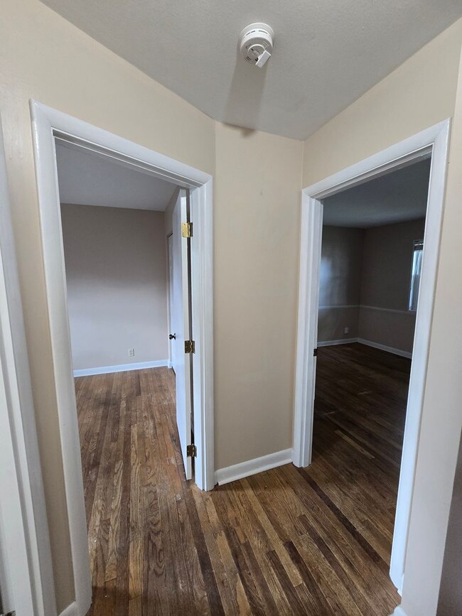 Building Photo - Fantastic 2 Bedrooms, 1.5 Baths, Townhouse, Close to St. Matthews and Bowman Field!