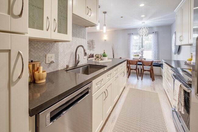 Building Photo - Advent - Low Deposit W/ Laundry & Parking!