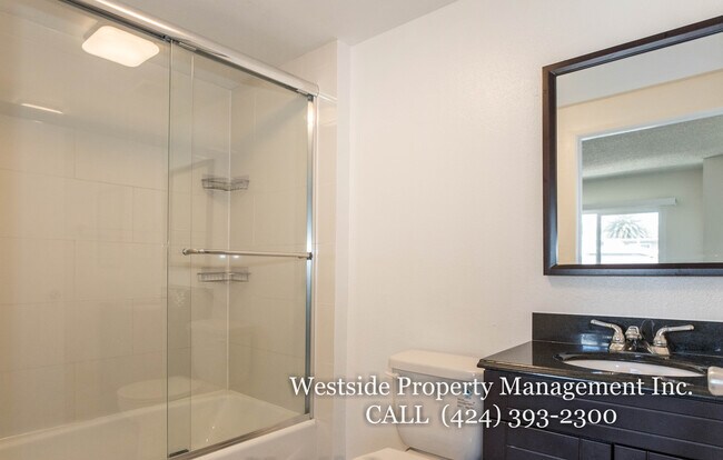 Building Photo - 1962 N Beachwood Dr