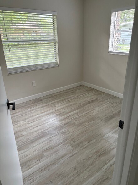 Building Photo - 1202 Thomas Cir