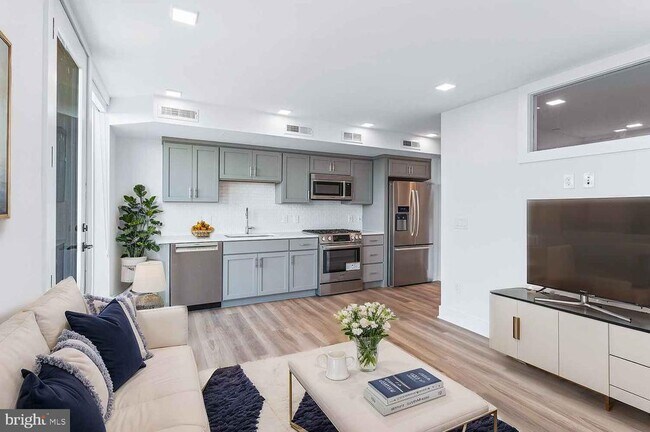 Building Photo - 701 N Henry St