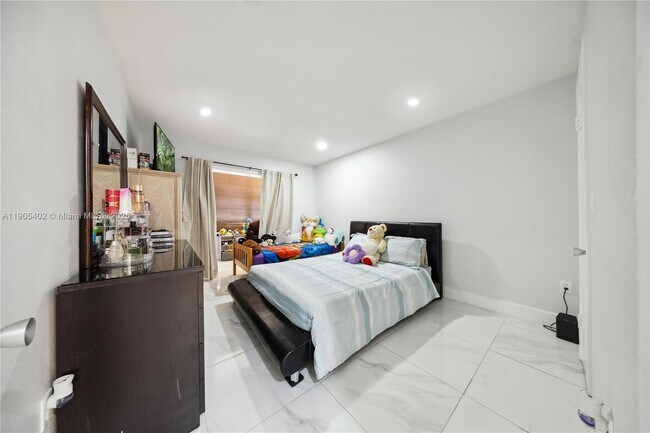 Building Photo - 140 Royal Palm Rd