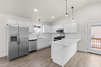 Building Photo - 818 Burr St