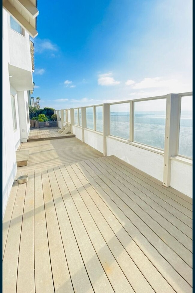 Primary Photo - Fabulous 3 bedroom 2 bath tri-level home w...