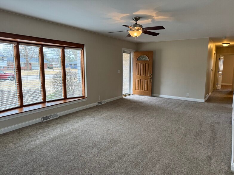 Building Photo - 233 Manor Dr