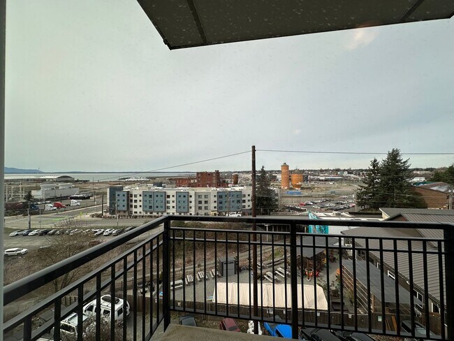 Building Photo - 1 Bed, 1 Bath Condo with Bellingham Bay View and parking garage