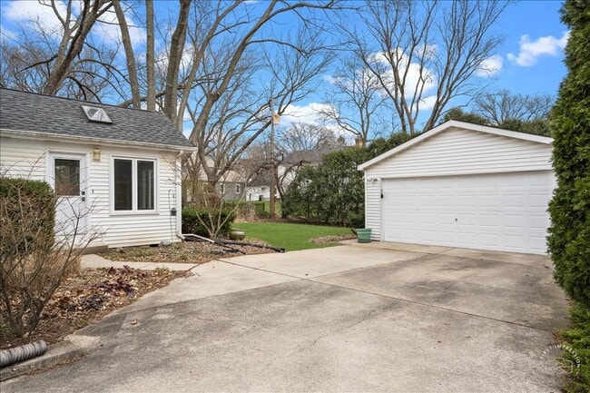 Building Photo - 1120 N Brainard St