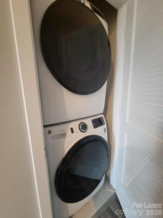 Building Photo - 3633 S Tryon St