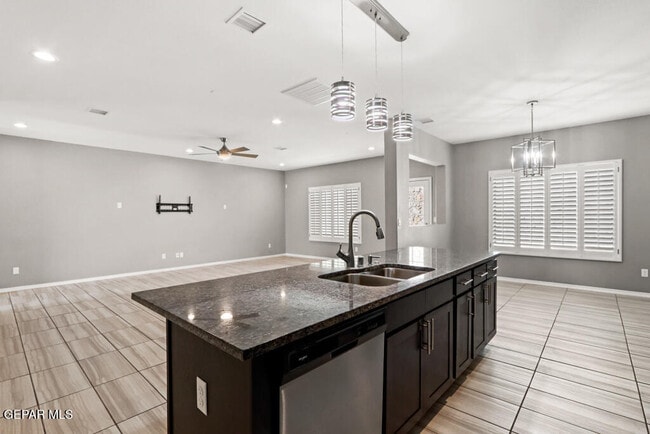 Building Photo - 497 Denim St