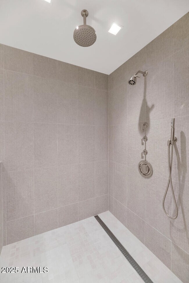 Building Photo - 6587 N Palmeraie Blvd