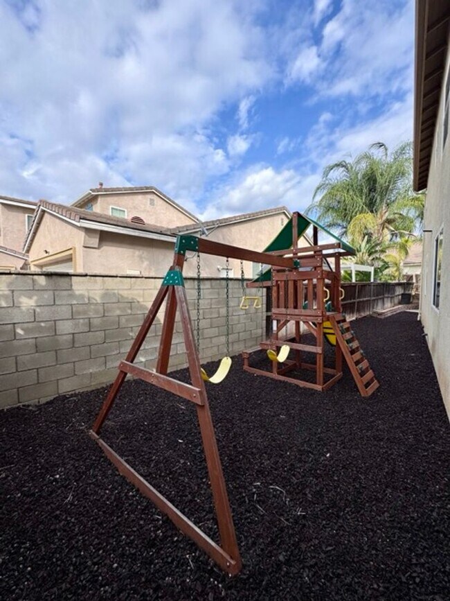 Building Photo - Discover this beautifully upgraded 5 bedro...