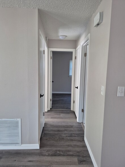 Building Photo - 2131 W Greenway Pl