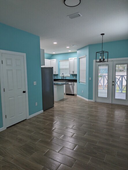 Building Photo - 2010 Seminole Blvd S