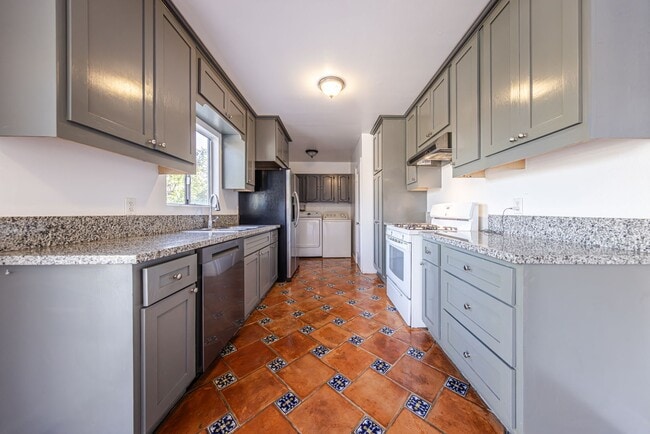 Building Photo - 3 Bedroom Home with Outdoor Space in Frogtown!