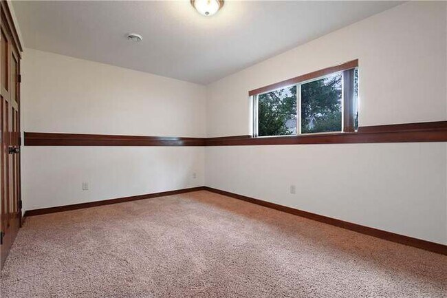 Building Photo - 2425 Lake Ct