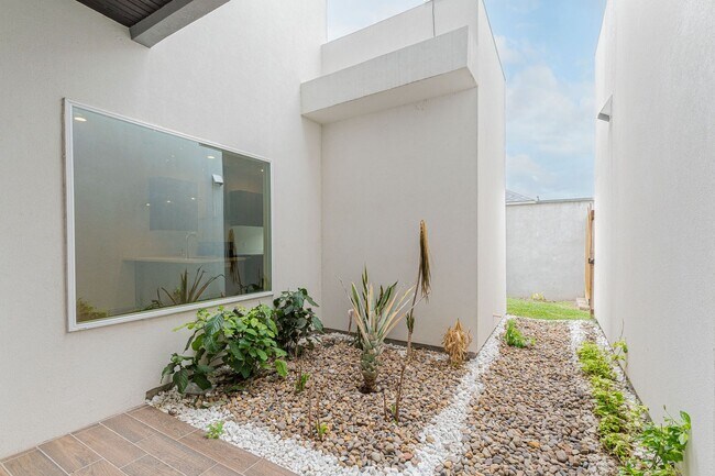 Building Photo - Beautiful 3 Bedroom Townhome in McAllen