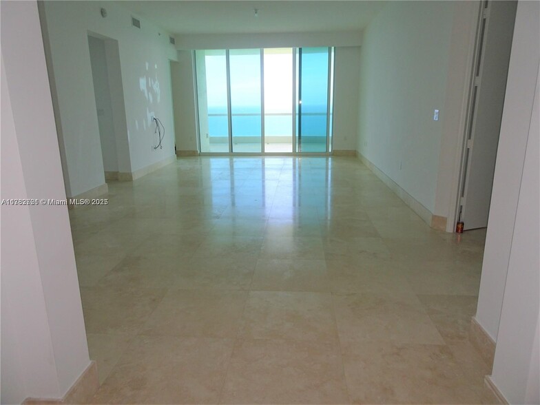 Building Photo - 16047 Collins Ave