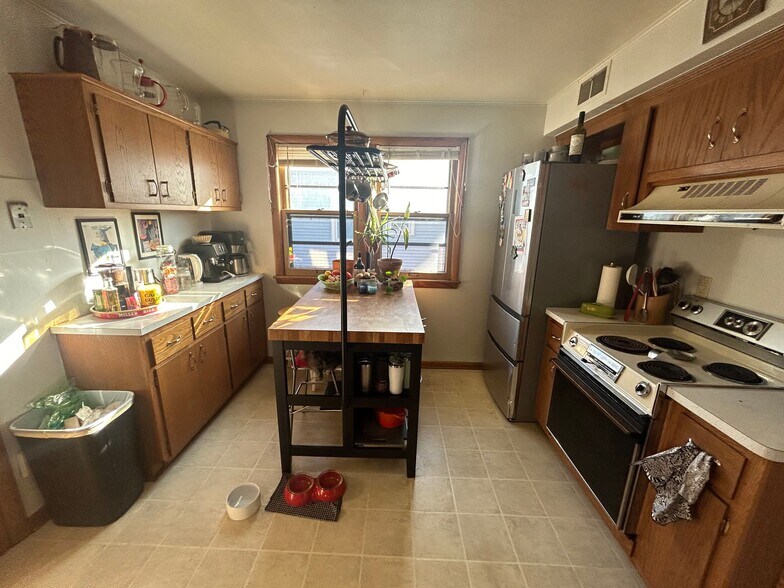 Building Photo - 3012 S Herman St