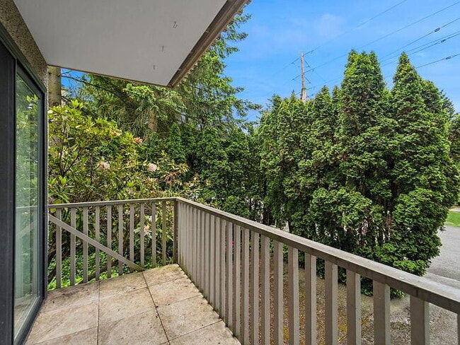 Building Photo - "Spacious 2-Bed, 2-Bath Gem in Prime Bellevue Location - 1455 Sq Ft of Modern Living!"