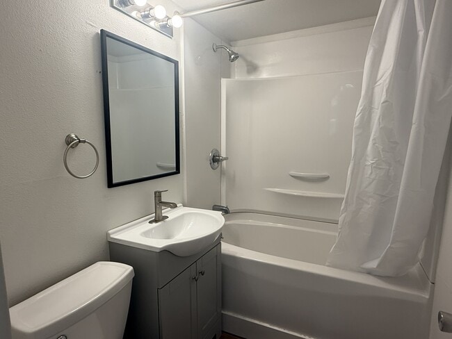 Building Photo - 1303 Lake Elmo Dr