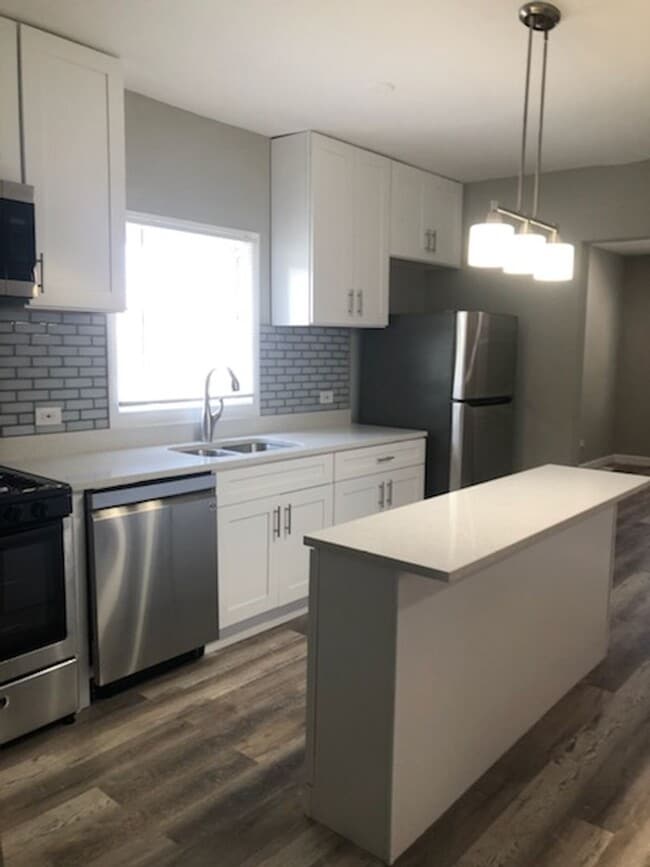 Building Photo - 4 Bedroom Beauty