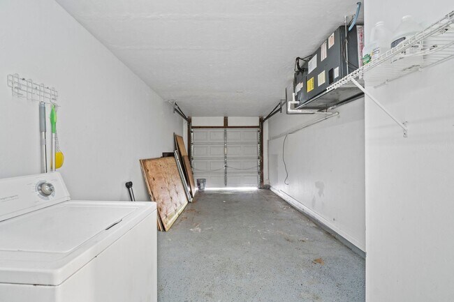 Building Photo - Stunning duplex offers two spacious bedroo...