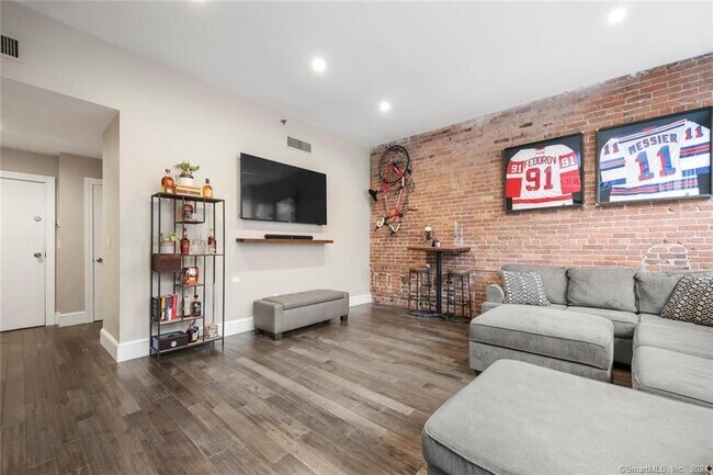 Building Photo - 83 Washington St