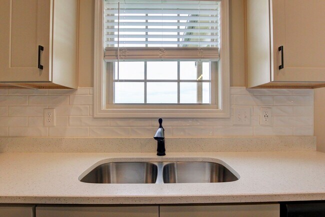 Building Photo - 2547 Rafiki Dr