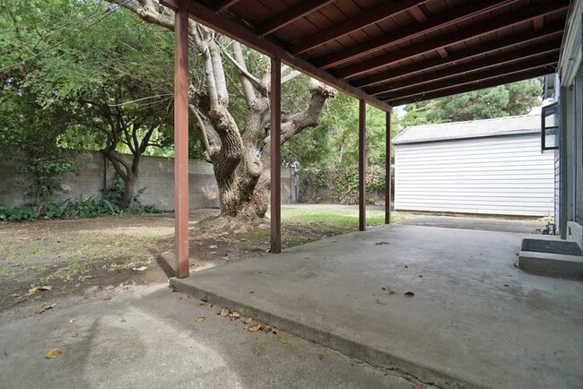 Building Photo - charming 3 bedroom 1.5 bathroom House in U...