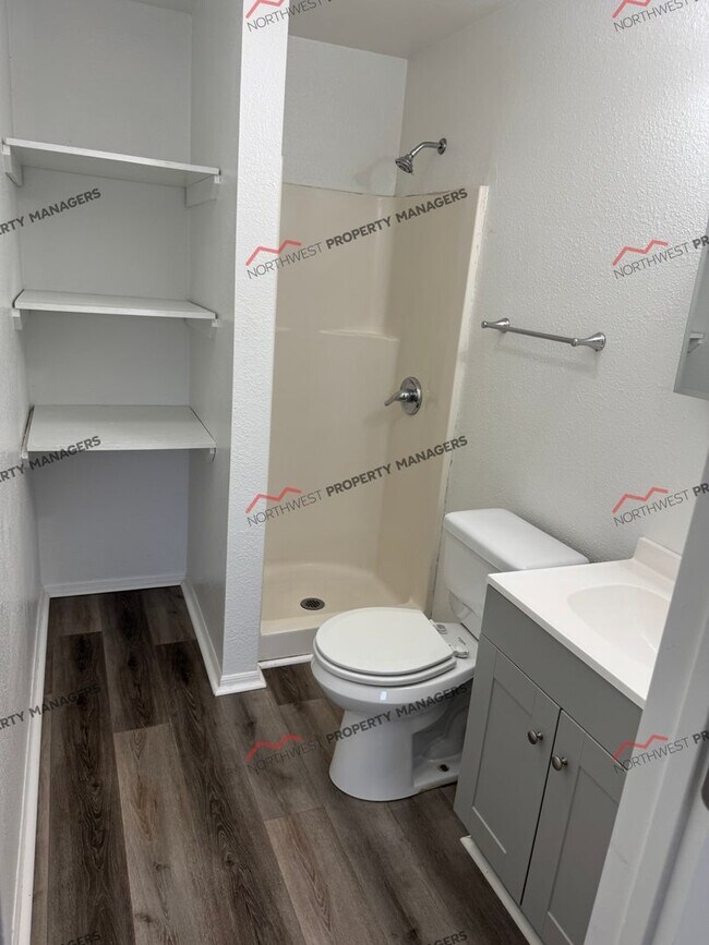 Building Photo - R72B