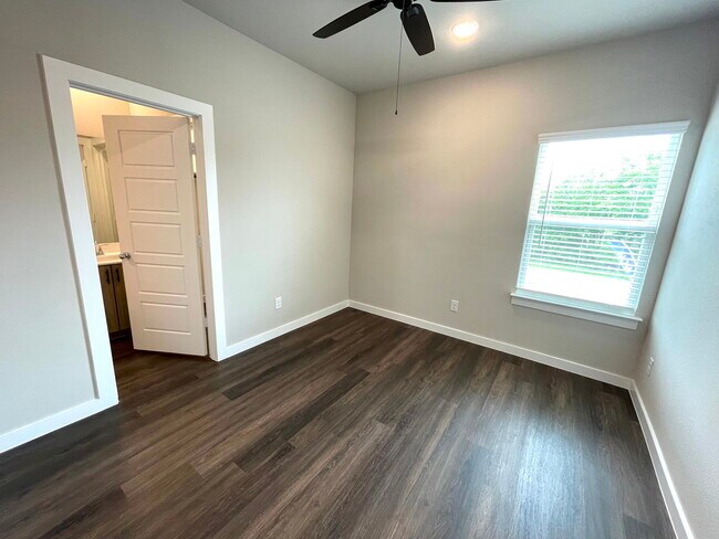 Building Photo - 1127 Eloise Dr