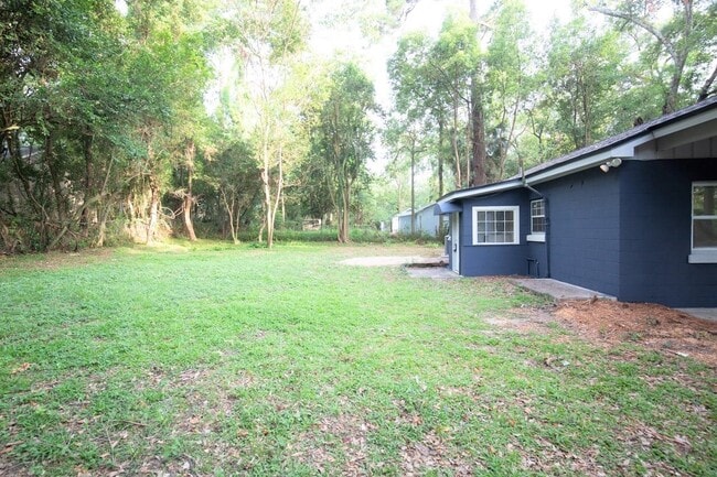 Building Photo - 211 Columbia Dr