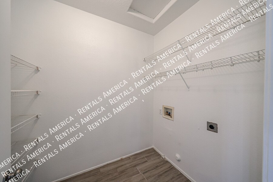 Building Photo - 3825 S 60th Dr