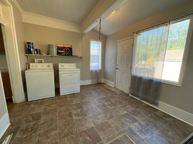 Building Photo - 3 bedroom 2 bath 1 car garage Home- Small Dog Friendly