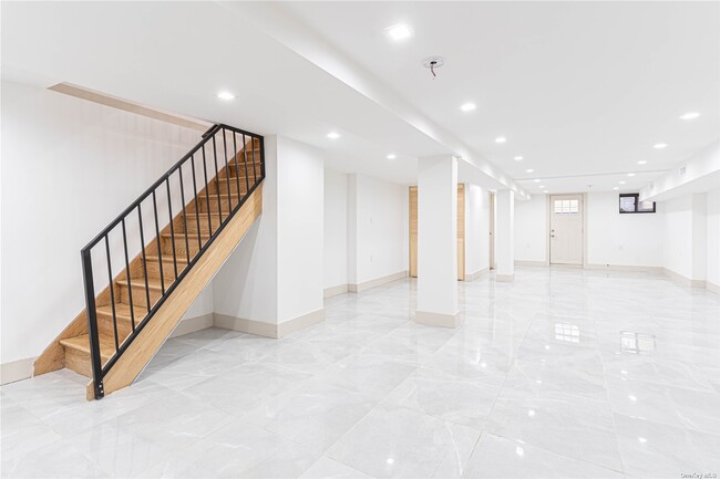 Building Photo - 282 E 38th St