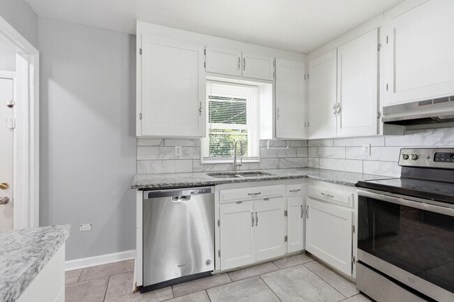 Building Photo - Charming 4-bedroom, 1.5-bath home available now