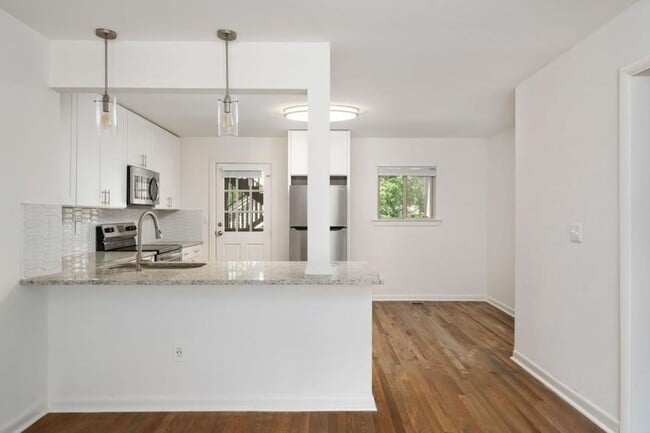 Building Photo - 711 Oakview Rd