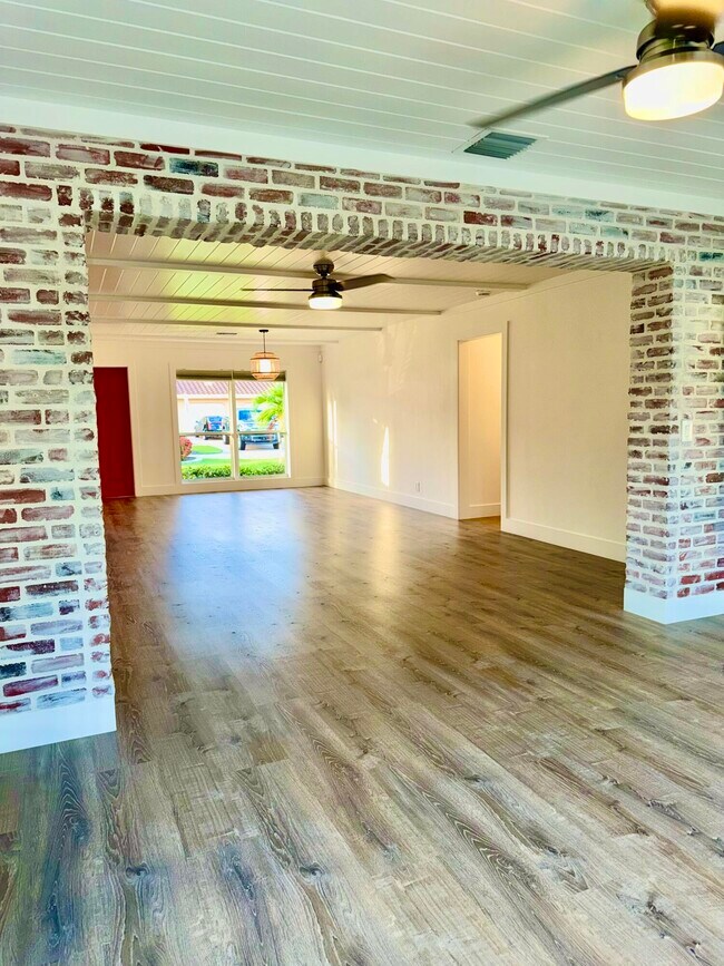 Building Photo - 474 NE 38th St