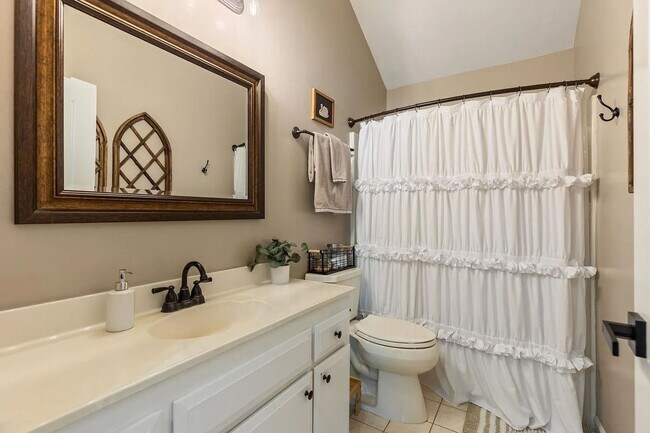 Building Photo - Luxury 5 Bedroom Home with Panoramic Views...