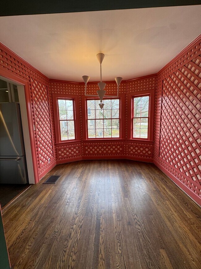 Building Photo - 2912 Woodlawn Dr