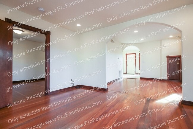 Building Photo - 3232 N Michigan Ave