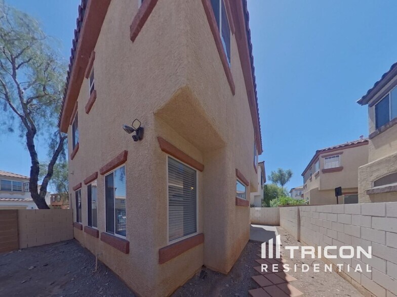 Building Photo - 719 Easter Lily Pl