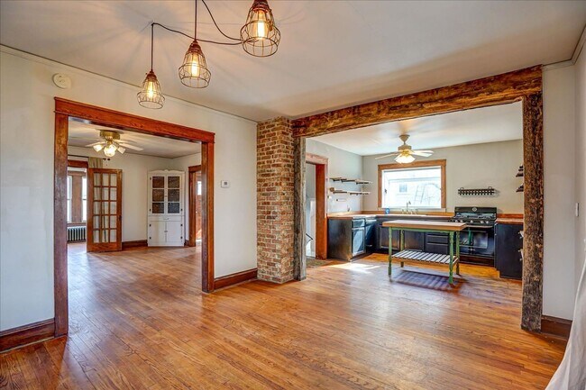 Building Photo - 513 Troy Dr